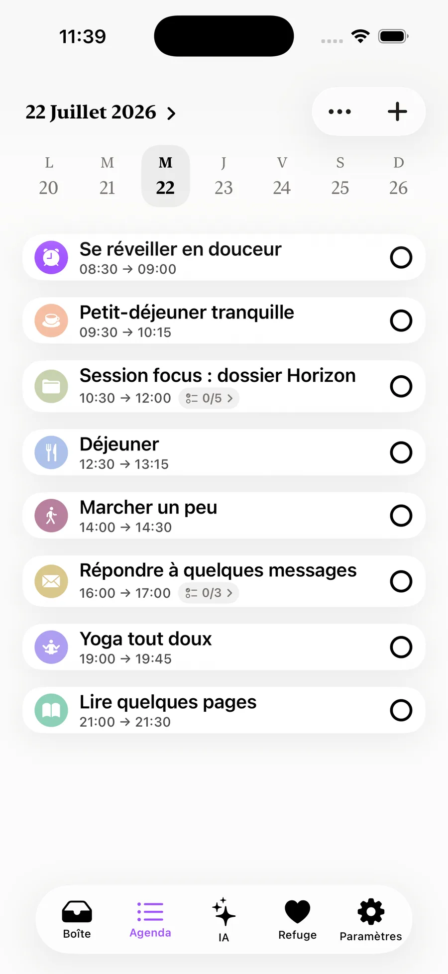 L'agenda du jour dans Scalyx, le 22 juillet 2026 : huit tâches en cartes, du réveil en douceur à la lecture du soir, chacune avec une pastille colorée et un horaire.