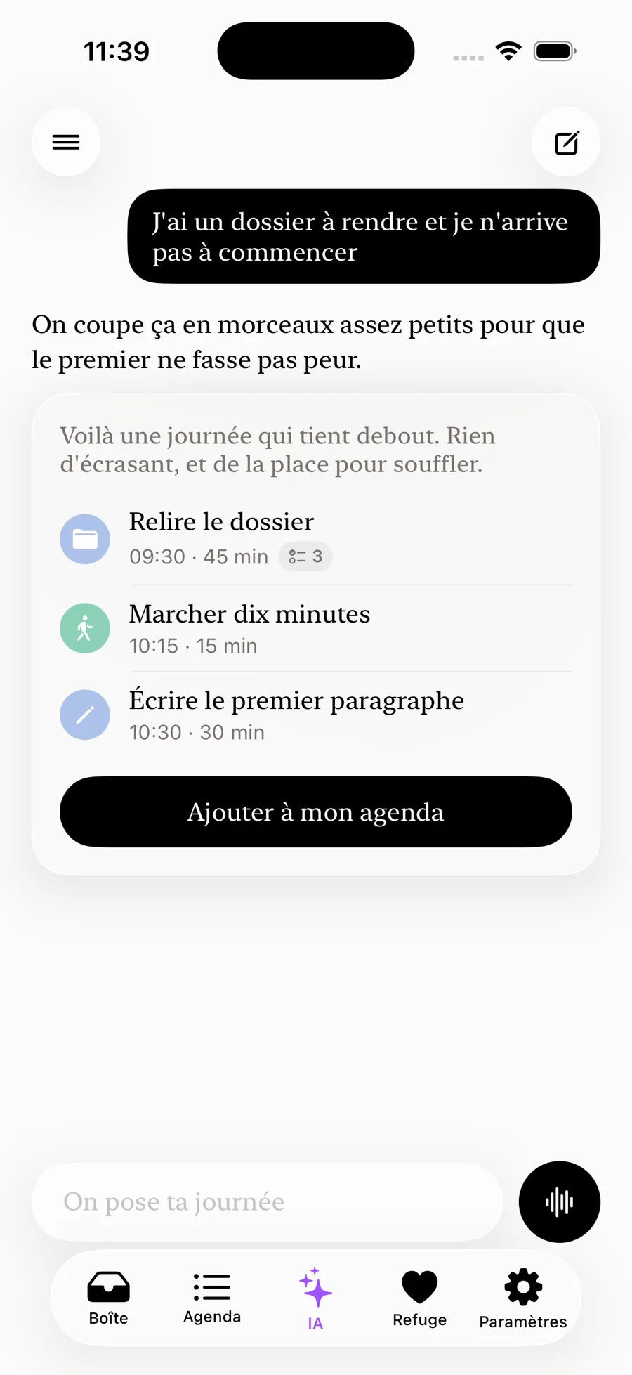 Conversation avec l'assistante : à la phrase « J'ai un dossier à rendre et je n'arrive pas à commencer », elle répond en proposant trois étapes horodatées et un bouton Ajouter à mon agenda.