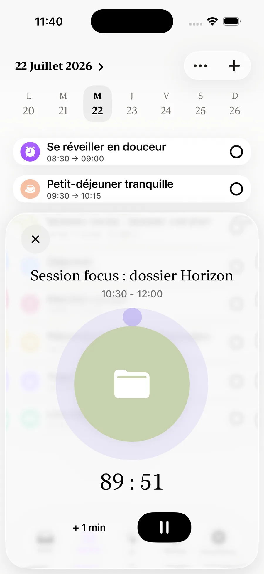 Minuteur de concentration ouvert sur la tâche « Session focus : dossier Horizon » : un grand anneau de progression, le temps restant en chiffres serif, un bouton pause et un bouton plus une minute.
